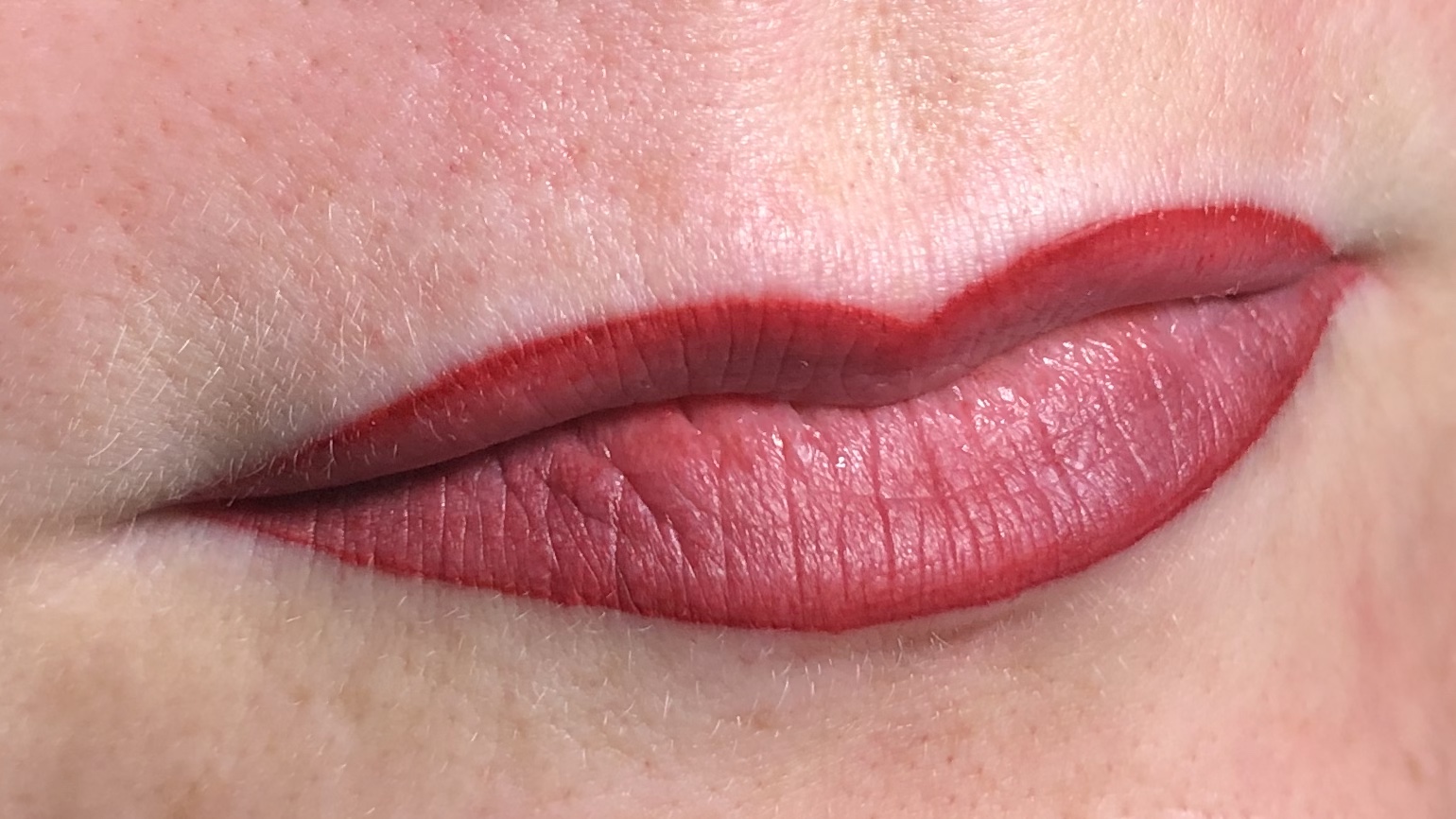 Lippenkontur mit kräftigem Farbaufbau