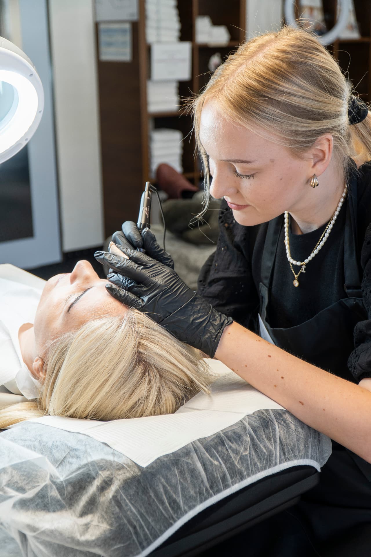 Zertifizierungstag 3: Feinarbeit an den Augenbrauen mit Handgerät
