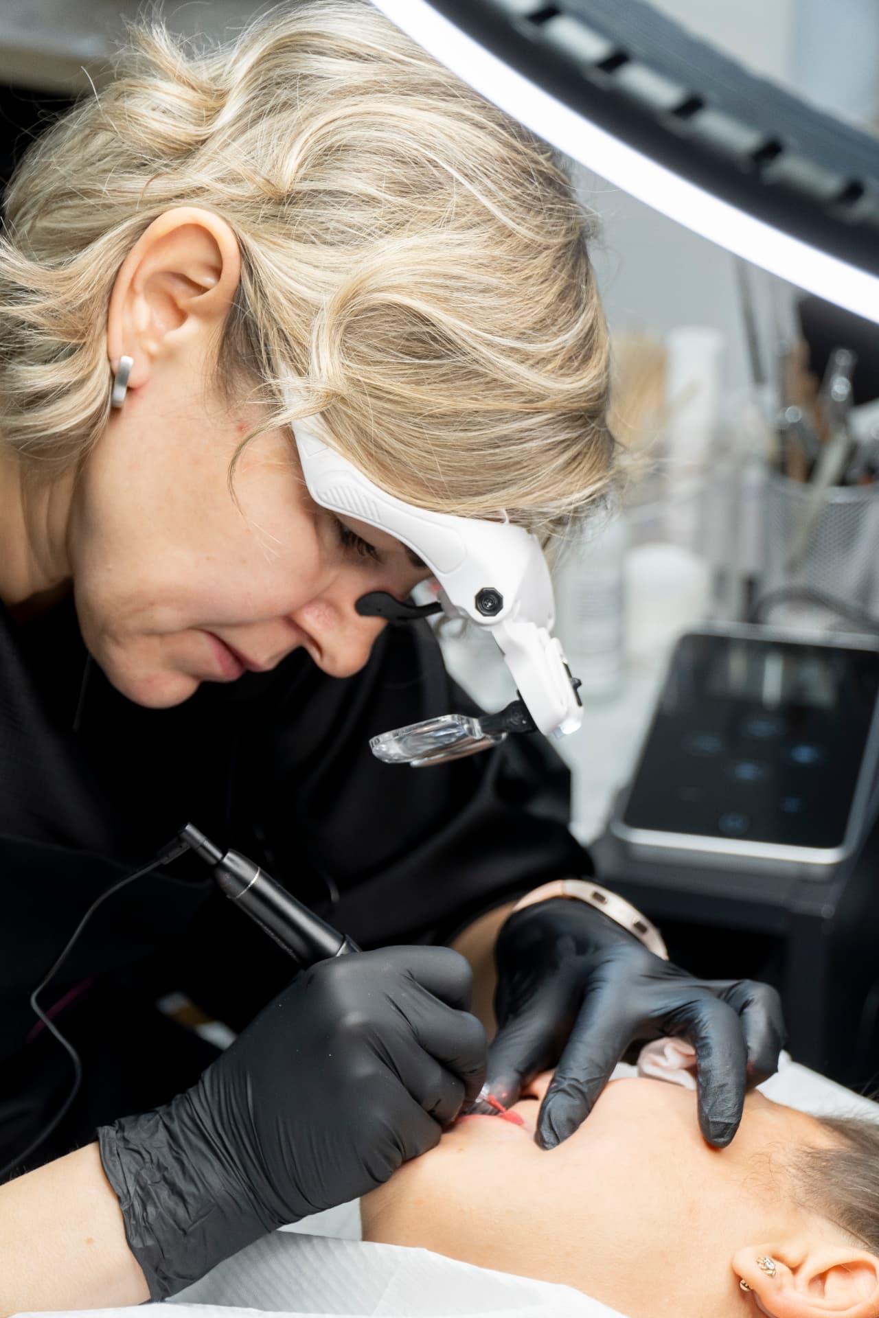 Zertifizierungskurs: Präzise Pigmentierung der Lippen unter Lupenbrille